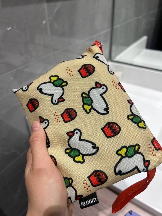정유나씨의 여권과 각종 서류 등이 들어 있는 파우치. 본인 제공