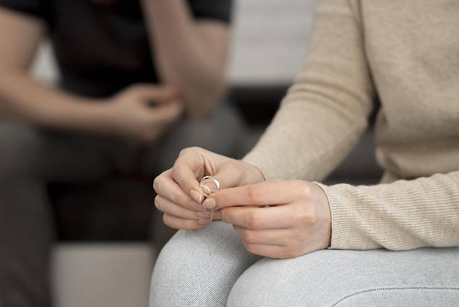 이혼이나 별거의 영향이 수십 년 뒤 노년기까지 이어질 수 있다는 연구 결과가 나왔다./사진=클립아트코리아