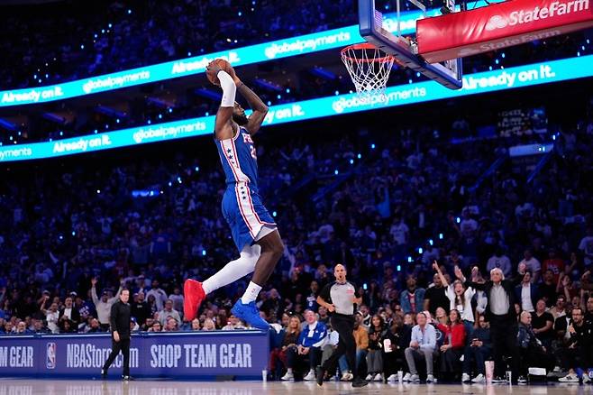 APTOPIX Cavaliers 76ers BasketballPhiladelphia 76ers' LeBron James goes up for a dunk during the first half of an NBA basketball game against the Cleveland Cavaliers Thursday, Oct. 22, 2026, in Philadelphia. (AP Photo/Matt Slocum)