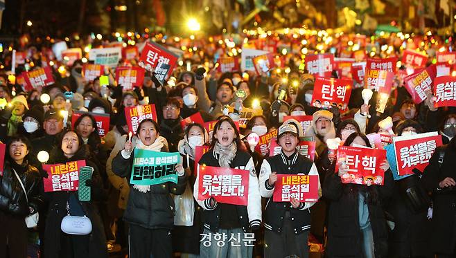 2024년 12월7일 오후 서울 여의도 국회 앞에서 열린 ‘내란죄 윤석열 퇴진! 국민주권 실현! 사회대개혁! 범국민촛불대행진’에서 참석자들이 구호를 외치고 있다. 권도현 기자