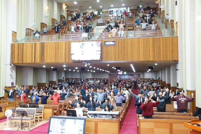 부산 금정구 순복음금정교회는 지난 23일 최복이 이사장을 초청해 금요철야예배를 드렸다. 강연에 앞서 순복음금정교회 성도들이 두 손 들고 찬양과 기도를 하고 있다.