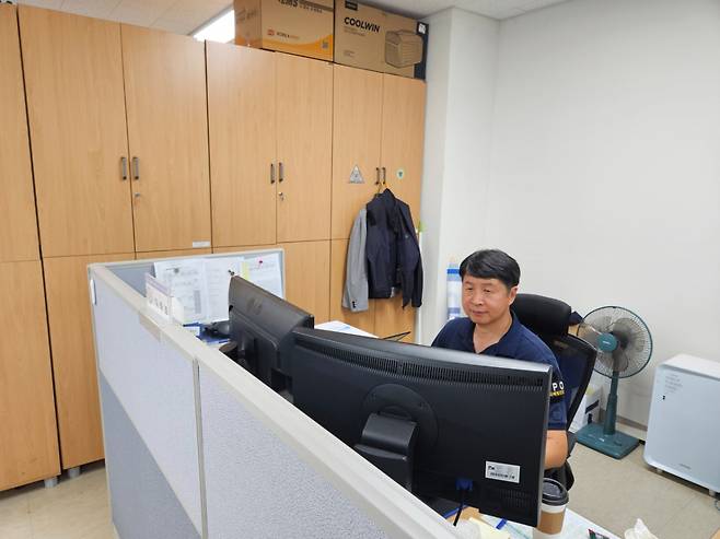 남양주북부경찰서 범죄예방대응과 범죄예방계 소속 김태호 경위(49)가 업무를 하고 있는 모습./사진=박상혁 기자.