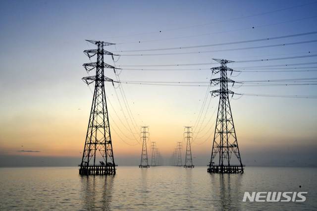 안산 시화호에 설치돼 345kV 신시흥 영흥 송전선로 철탑.(안산시 제공)