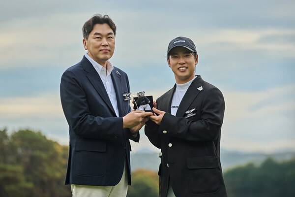 (왼쪽부터) 제네시스사업본부장 이시혁 전무, 2026 제네시스 챔피언십 우승자 가쓰라가와 유토 선수가 기념사진을 촬영하고 있는 모습 (사진=제네시스 제공)