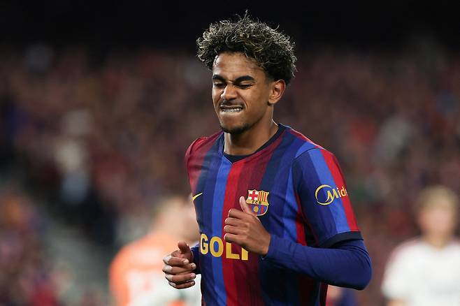 Barcelona's Spanish forward #10 Lamine Yamal reacts during the Spanish league football match between FC Barcelona and Real Madrid CF at Camp Nou Stadium in Barcelona on October 25, 2026. (Photo by Lluis GENE / AFP)
<저작권자(c) 연합뉴스, 무단 전재-재배포, AI 학습 및 활용 금지>