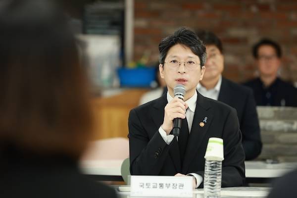 홍지선 국토교통부 장관이 26일 무안국제공항을 찾아 12·29 여객기 참사 희생자들을 추모하고 유가족들과 만났다. /국토부