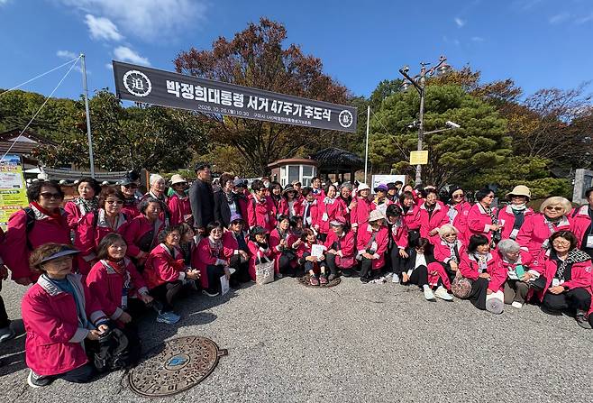 26일 경북 구미시 박정희 전 대통령 생가에서 열린 박 전 대통령의 47주기 추도식에 파독 간호사들이 참석해 박 전 대통령을 추모한 뒤 기념촬영을 하고 있다. /연합뉴스