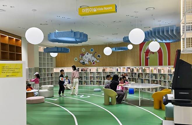 육상트랙으로 꾸며진 도서관 어린이실 (본인 촬영)