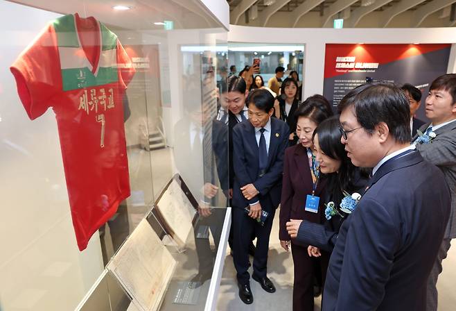 Culture Minister Chae Hwi-young, right, looks at Park Ji-sung’s elementary school uniform at the National Sports Museum of Korea in Songpa District, southern Seoul, on Oct. 15. NEWS1