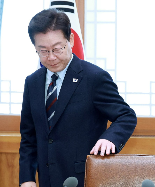 이재명 대통령이 23일 청와대에서 열린 초안전사회 범정부 대응회의에서 국민의례 후 착석하고 있다. 연합뉴스