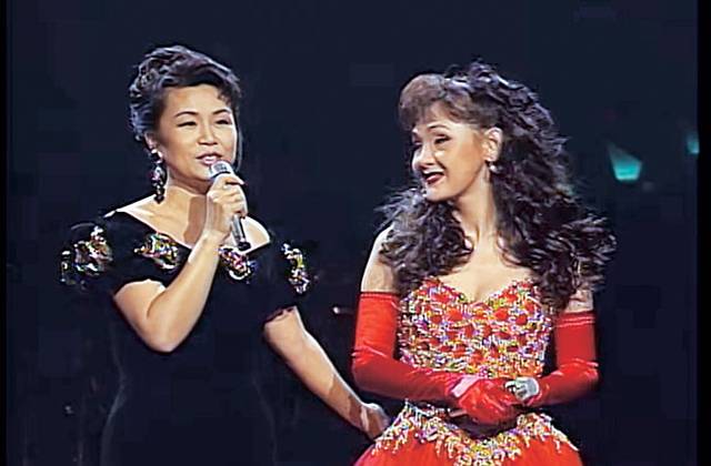 1996년 쇼를 함께한 심수봉(왼쪽)과 김수희. 두 사람은 10대 후반 미 8군 무대서 만난 후 희로애락을 나누는 친구로 지내왔다. 방송화면 캡처