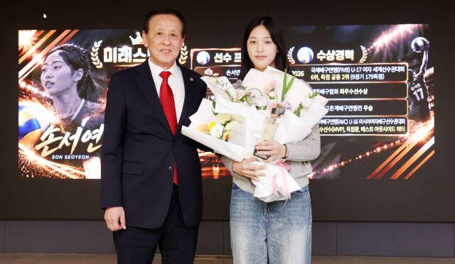 선명여고 배구부 손서연이 26일 오후 서울 중구 프레스센터에서 열린 '2026 퓨처스 스타대상'에서 배구 부문 미래 스타상에 선정됐다. 이날 시상식에 참석한 오한남 대한배구협회회장(왼쪽)과 손서연이 시상식 도중 기념촬영하고 있다./스타뉴스 제공