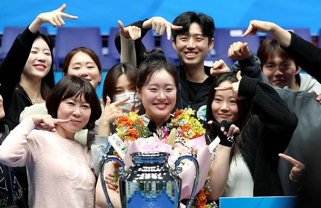김보미가 우승한 뒤 어머니(왼쪽), 동생(윗줄 오른쪽) 등 가족, 동료들과 기념 촬영한 모습. PBA