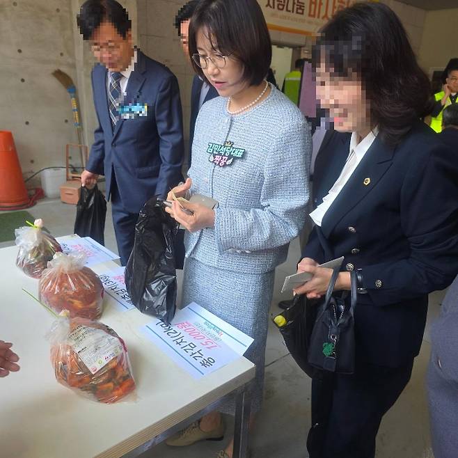지난 11일 김민석 당대표 부인 이태린 여사가 서울 영등포구에서 열린 남서울교회 사랑나눔 바자회에 참석했다. SNS 캡처