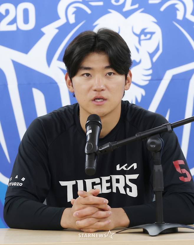 25일 대구 삼성라이온즈파크에서 열릴 예정인 2026 KBO 포스트시즌 플레이오프(PO) 1차전 삼성 대 KIA전이 우천으로 취소됐다. KIA 김도영이 기자들의 질문에 답하고 있다. /사진=김진경 kim.jinkyung@