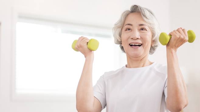 골다공증·골감소증이 있거나 예방이 필요하다면 뼈뿐 아니라 근육도 함께 관리해야 한다 | 출처: 클립아트코리아