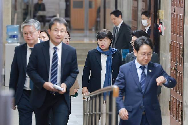 국회 법제사법위원장인 서영교 의원, 한병도 원내대표 등 의원들이 27일 국회에서 의원총회를 마치고 이동하고 있다. 전은수 민주당 원내대변인은 이날 의총에서 조희대 대법원장에 대한 국정조사를 실시하는 것으로 의견이 모아졌다고 밝혔다. 연합뉴스
