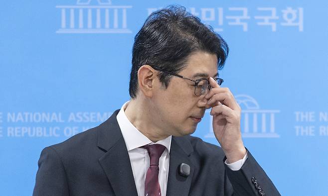 국민의힘 주진우 의원이 27일 국회 소통관에서 이재명 대통령과 가족의 태릉 CC 예약 관련 기자회견을 마친 뒤 취재진 질문을 받고 있다. 연합뉴스