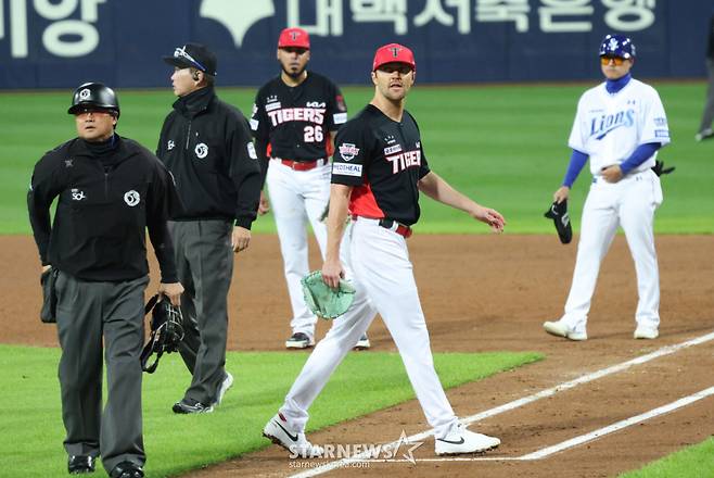 2026 KBO 포스트시즌 플레이오프(PO) 1차전 삼성 대 KIA전이 2일 대구 삼성라이온즈파크에서 열렸다. KIA 선발 네일이 5회말 1사에서 삼성 박승규에 헤드샷을 던진 후 퇴장당하고 있다. /사진=김진경 kim.jinkyung@
