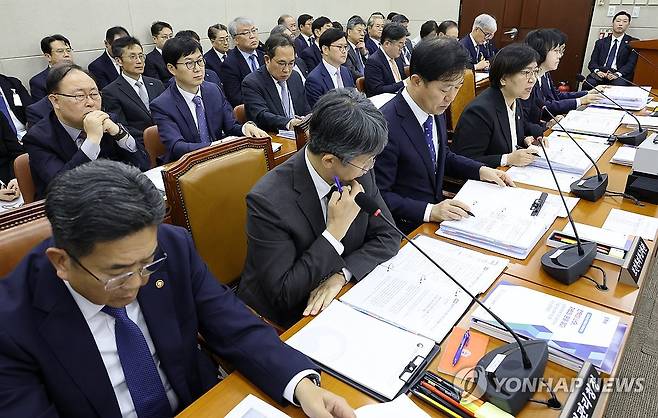 국회 보건복지위 종합 국정감사 (서울=연합뉴스) 이동해 기자 = 정은경 보건복지부 장관이 27일 국회 보건복지위원회에서 열린 2026년도 종합 국정감사에 출석해 질의에 답하고 있다. 2026.10.27 eastsea@yna.co.kr