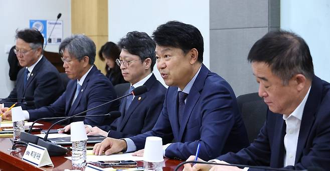 국토교통위원회 여당 간사인 복기왕 더불어민주당 의원이 28일 서울 여의도 국회 의원회관에서 열린 국토교통부 당정협의에서 발언하고 있다. 2026.10.28/뉴스1