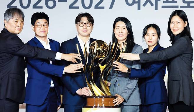 이상범 하나은행 감독(왼쪽부터), 하상윤 삼성생명 감독, 김완수 KB 감독, 전주원 우리은행 감독, 최윤아 신한은행 감독, 박정은 BNK 감독이 27일 열린 2026-2027 여자프로농구(WKBL) 개막 미디어데이에서 우승 트로피에 손을 모아 선전을 다짐하고 있다. /뉴시스