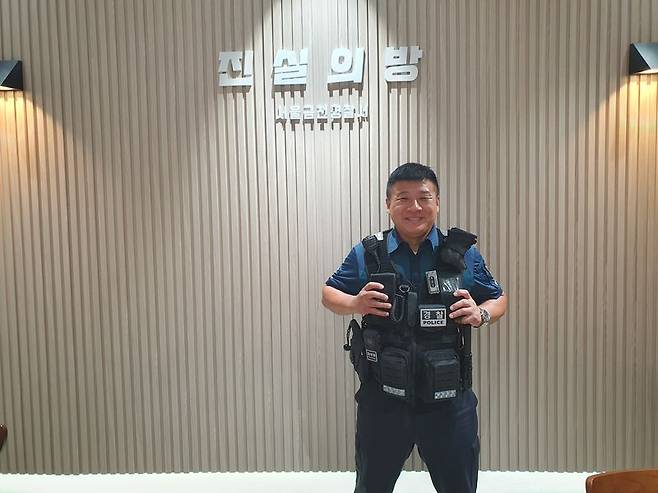 정길용 서울금천경찰서 독산파출소 경위가 서울금천경찰서 회의실 '진실의 방'에서 포즈를 취하고 있다. 사진=최승한 기자