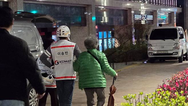 국가재난의료지원팀(KDMAT) 직원들이 구룡마을 인근에 마련된 중학교 대피소로 주민을 안내하고 있다. 노유림 기자
