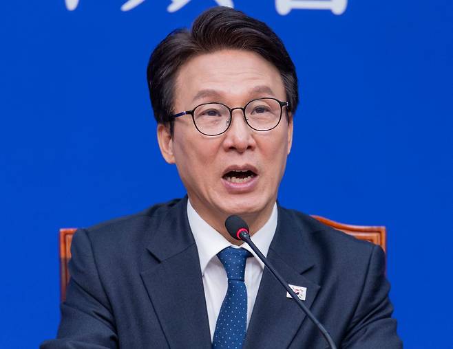 더불어민주당 김민석 대표가 28일 국회에서 열린 최고위원회의에서 민주당이 의원총회를 통해 결정한 조희대 대법원장 국정조사와 관련해 발언하고 있다. 연합뉴스