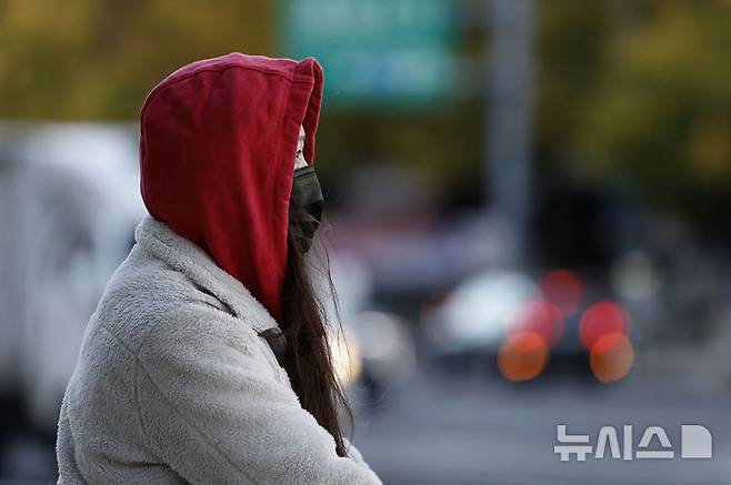 목요일인 내일(29일)은 아침 최저 기온이 0도 안팎까지 떨어지며 춥겠다. 강원 내륙·산지와 충북, 경북 내륙 일부 지역은 영하권을 기록하겠고, 오후부터는 수도권과 강원 영서를 시작으로 비가 내리겠다./사진=뉴시스
