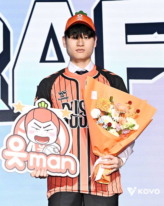 윤경이 28일 메이필드호텔서 열린 KOVO 남자 신인선수 드래프트서 전체 1순위로 OK저축은행의 지명을 받았다. 사진제공|KOVO