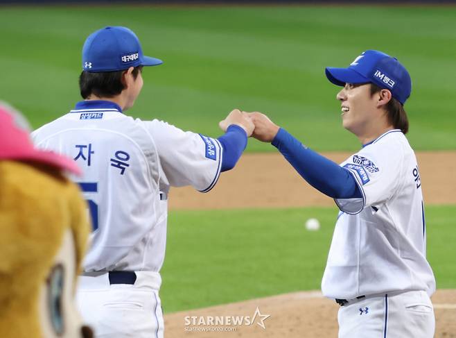 2026 KBO 포스트시즌 플레이오프(PO) 2차전 삼성 대 KIA전이 27일 대구 삼성라이온즈파크에서 열렸다. 삼성 마무리 원태인이 경기를 매조지한 후 구자욱과 기뻐하고 있다. /사진=김진경 kim.jinkyung@