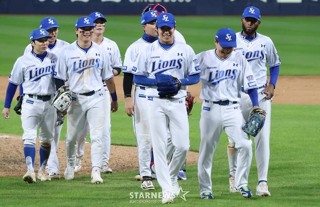 2026 KBO 포스트시즌 플레이오프(PO) 2차전 삼성 대 KIA전이 27일 대구 삼성라이온즈파크에서 열렸다. 삼성 선수들이 KIA에 8-3으로 승리한 후 기쁨을 나누고 있다. /사진=김진경 kim.jinkyung@