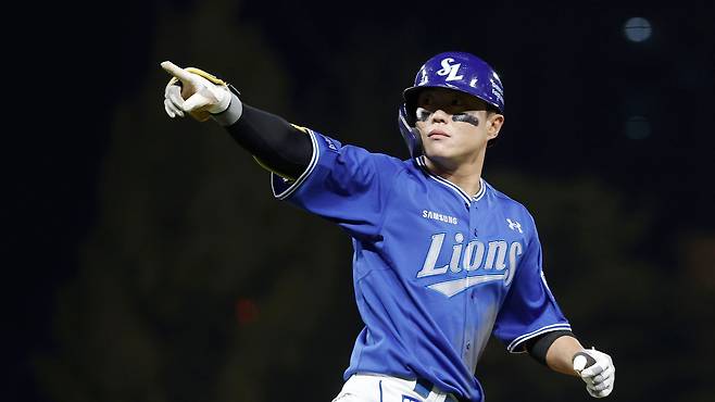 29일 오후 전남광주 북구 광주-기아챔피언스필드에서 열린 2026 KBO 포스트시즌 플레이오프 3차전 삼성라이온즈 대 KIA타이거즈의 경기. 5회초 1사 1루 상황 삼성 류지혁이 2점 홈런을 친 뒤 기뻐하고 있다. /뉴시스