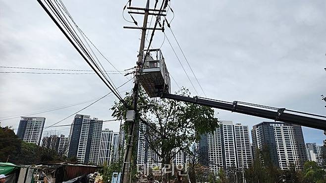 29일 오후 서울 강남구 개포동 구룡마을 화재 현장 인근에서 피해를 입은 변압기를 복구하고 있다. ⓒ데일리안 진현우 기자