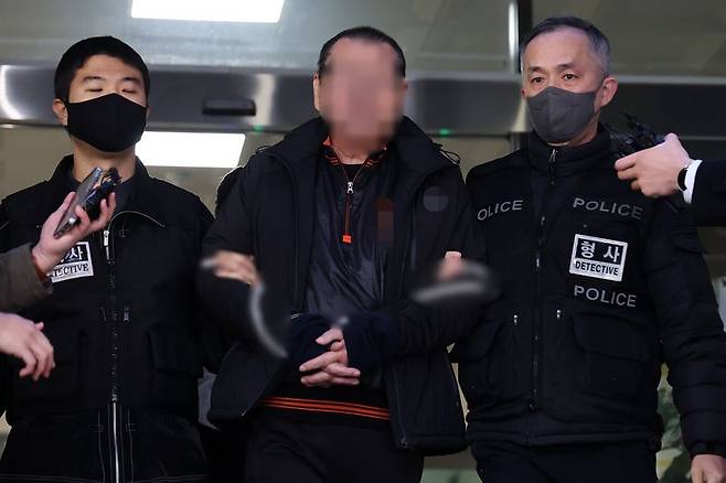 서울 강남구 역삼동 빌딩 두 곳에 불을 질러 26명을 다치게 한 피의자 이모씨가 29일 서울 수서경찰서에서 서울중앙지방공소청으로 구속 송치되며 취재진 질문에 답하고 있다. 연합뉴스