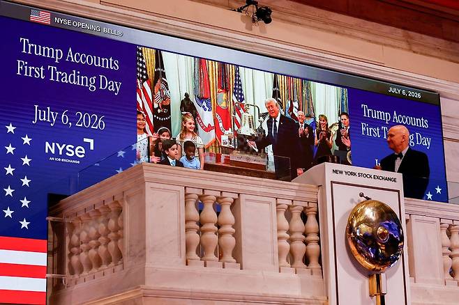 지난 7월 6일(현지시간) 미국 뉴욕시의 뉴욕증권거래소(NYSE)에서 백악관에서 열린 개장 종 타종식에 참석한 도널드 트럼프 미국 대통령의 모습이 화면에 비치고 있다. 로이터=연합뉴스