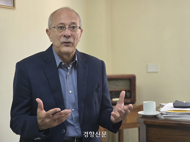 팔레스타인의 정치학자 가산 카티브 박사(72)가 28일(현지시간) 팔레스타인 서안지구 라말라의 예루살렘미디어커뮤니케이션센터(JMCC) 사무실에서 인터뷰를 하고 있다. 라말라|조형국 기자
