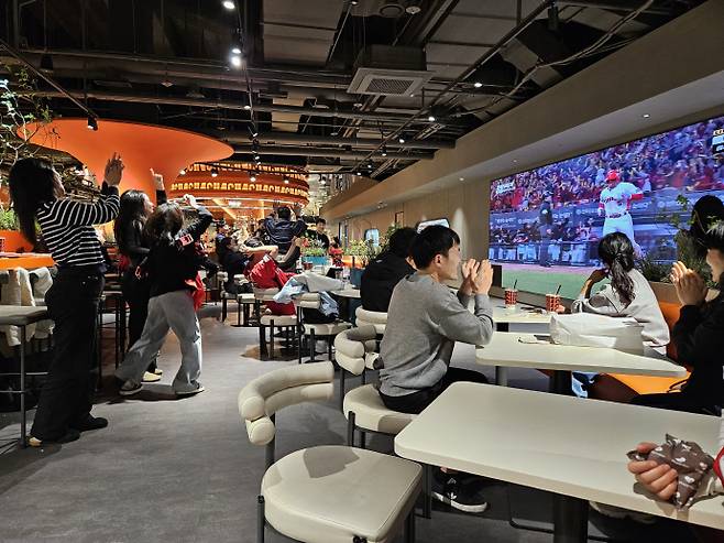 30일 광주-기아챔피언스필드에서 KIA 타이거즈가 삼성 라이온즈를 상대로 2026 신한 SOL KBO 포스트시즌 플레이오프 4차전에서 승리했다. 사진은 동점 적시타에 환호하는 팬들. /차유민 기자 cmy22@namdonews.com
