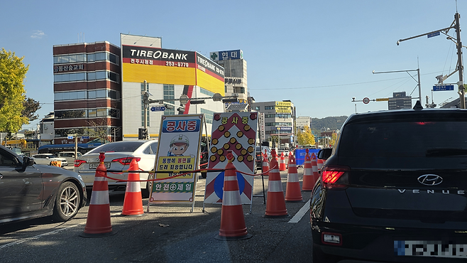 전주시 기린대로 일대 9.5km 구간에 BRT 공사가 지속되면서 도로 곳곳의 차선이 통제되고 있다. / 문준혁 인턴기자