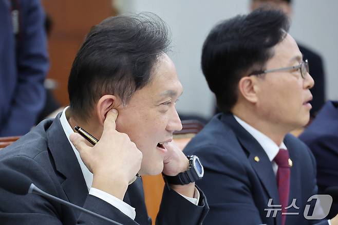 김태규 국민의힘 의원이 29일 서울 여의도 국회에서 열린 국회운영위원회의 대통령 비서실 등에 대한 국정감사에서 더불어민주당 의원의 발언에 귀를 막고 있다. 2026.10.29 ⓒ 뉴스1 신웅수 기자
