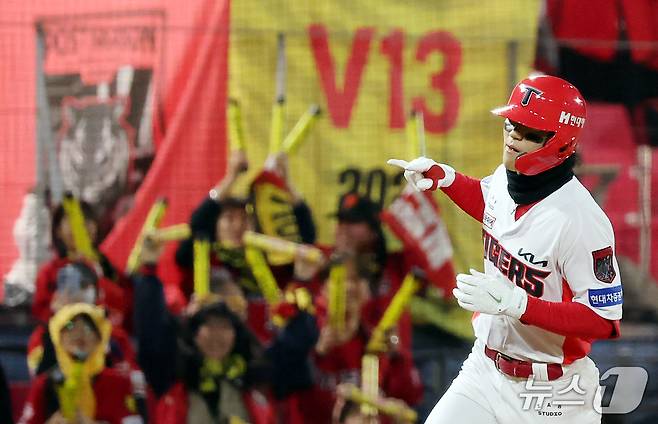 29일 오후 전남광주 기아챔피언스필드에서 열린 프로야구 2026 신한 SOL KBO 포스트시즌 플레이오프 3차전 삼성 라이온즈와 KIA 타이거즈의 경기, KIA 김도영이 3회말 1사 역전 솔로홈런을 친 후 세리머니를 하며 홈으로 향하고 있다. 2026.10.29 ⓒ 뉴스1 김진환 기자