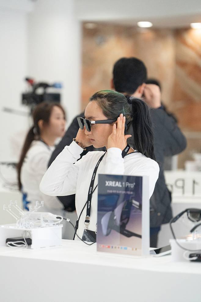 ▲30일 서울 마포구 홍대스퀘어에서 열린 엑스리얼의 XR 글래스 '아우라(AURA)' 출시 체험회 현장. 사진=엑스리얼