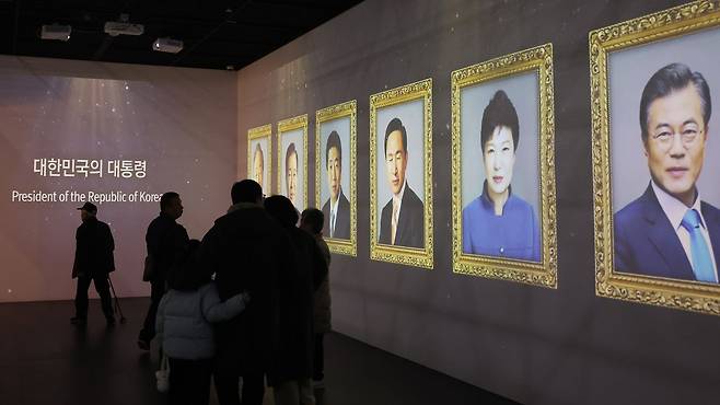 지난 2월 19일 세종시 대통령기록관을 찾은 시민들이 역대 대통령의 초상 등 전시물을 관람하고 있다. 전시는 이승만 초대 대통령부터 문재인 제19대 대통령까지 역대 대통령들의 다양한 기록물들로 채워져 있다. 연합뉴스