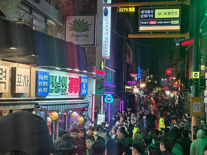 31일 오후 8시쯤 서울 이태원 일대를 찾은 사람들이 할로윈 행사를 즐기고 있다. 경찰청에 따르면 이날 이태원에는 약 370명의 경찰력이 배치돼 인파밀집 등 사고 대응에 나섰다. 최혜리 기자