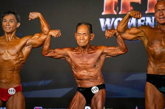 90세 노익장 과시하는 일본 보디빌더 - 90세 보디빌더 가나자와 도시스케(일본)가 30일(현지 시간) 스페인 산타수산나에서 열린 2026 국제보디빌딩·피트니스연맹(IFBB) 세계 피트니스·보디빌딩 선수권대회에 출전해 포즈를 취하고 있다. 가나자와는 “목표는 우승이 아니라 몇 살까지 계속 출전할 수 있느냐는 것”이라며 95세까지는 출전을 이어가고 싶다고 밝힌 바 있다. 2026.10.31. AP 뉴시스