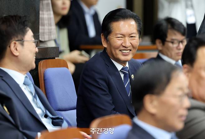 정청래 더불어민주당 의원이 지난 1일 국회에서 열린 의원총회에서 웃으며 참석자들과 대화하고 있다. 박민규 선임기자