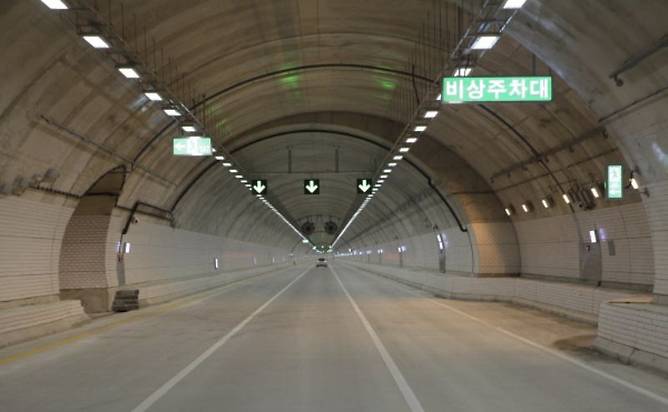 LED 조명이 적용된 터널 (이미지 : 서울시, 대구시)
