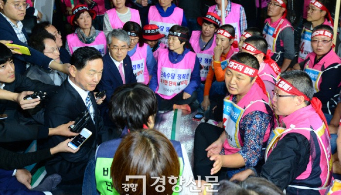 [포토뉴스]학교비정규직 농성장 방문한 김상곤 장관과 교육감들