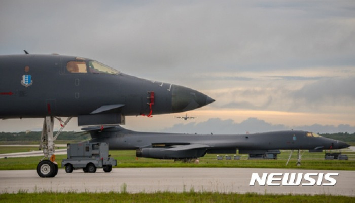 이륙 준비하는 미 공군 B-1B 랜서